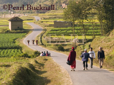 RURAL LANDSCAPE with Nepalese people walking on 
road to Panauti in valley in the Himalayan foothills. 
Dhulikhel, Kathmandu Valley, Nepal, Asia 
 