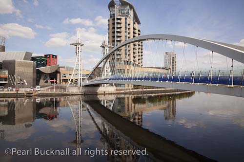 Lowry Millennium footbridge and Art Gallery across 
Manchester Ship Canal. Salford Quays, Greater 
Manchester, England, UK

