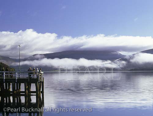 Pier and Loch Fyne on a calm autumn morning with a
layer of cloud hanging over the water. Inveraray,
Argyll and Bute, Scotland, UK, Europe
Keywords: Scottish coast misty tranquil scene