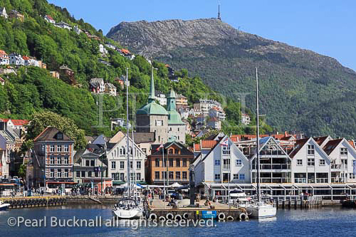 View across Vågen harbour to Mount Ulriken above 
historic Fiskerestaurant on Torget in city of Bergen, 
Hordaland, Norway, Scandinavia, Europe