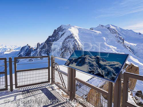 Viewing platform and pictorial sign for Mont Blanc 
massif on Aiguille du Midi in Graian Alps, Chamonix-
Mont-Blanc, Haute Savoie, Rhone-Alpes, France, 
Europe