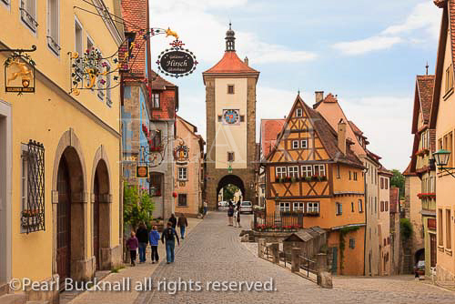 Plonlein with 14th century Siebersturm Siebers Tower 
gate and half timbered medieval building in old town 
on the Romantic Road in Schmiedgasse, Rothenburg 
Ob der Tauber, Franconia, Bavaria, Germany, Europe. 