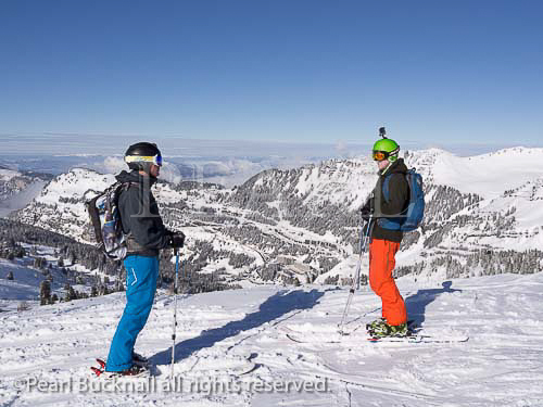 Two skiers on blue run Traversee Damant Noir in 
Grand Massif ski area in French Alps above Flaine, 
Haute Savoie, Rhone-Alpes, France, Europe. 