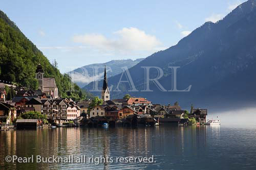 View across lake Hallstattersee to World Heritage 
lakeside town in the Austrian Alps. Hallstatt, 
Salzkammergut, Austria, Europe. 