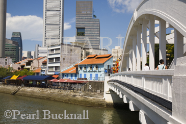 Elgin Bridge across River to Boat Quay Conservation 
Area bars and restaurants in colourful historic old 
shophouse buildings with Central Business District 
skyscrapers Singapore Asia
