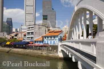 Elgin Bridge across River to Boat Quay Conservation 
Area bars and restaurants in colourful historic old 
shophouse buildings with Central Business District 
skyscrapers Singapore Asia
