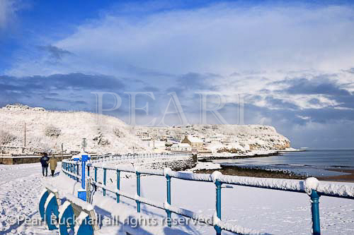 Snow on the seafront and beach in winter. Benllech, 
Isle of Anglesey, North Wales, UK, Europe. 

Keywords: coast scene snowfall Britain British weather 
Welsh
