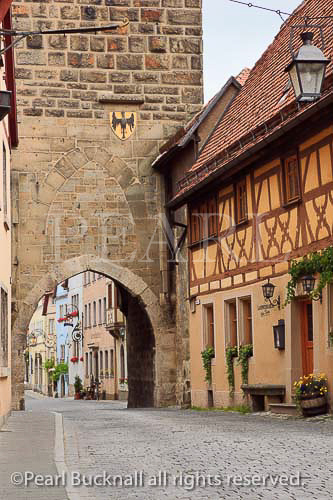 Half timbered building by 14th century Siebersturm 
Siebers Tower gate entrance to medieval old town on 
the Romantic Road at Sptialgasse, Rothenburg Ob der 
Tauber, Bavaria, Germany, Europe. 