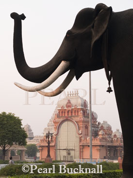 Elephant statue and Chattarpur Hindu Temple. 
Chattarpur Mandir is one of several Hindu temples 
here surrounded by beautiful gardens. Delhi India Asia 

