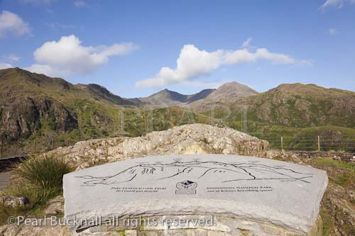 Tourist Information plaque showing mountains at 
Snowdon horseshoe viewpoint in Nant Gwynant in 
Snowdonia National Park. Pen-y-Pass Gwynedd North 
Wales UK 

