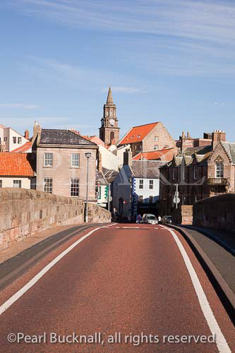 View along the narrow 17th century Old Bridge to the 
town of Berwick upon Tweed, Northumberland, 
England, UK, Britain