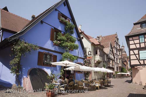Riquewihr, Alsace, Haut-Rhin, France, Europe. 
Restaurant in old building on narrow cobbled street in 
picturesque medieval town on Alsatian wine route

Keywords: Europe French historic village town 
continental street cafe people travel