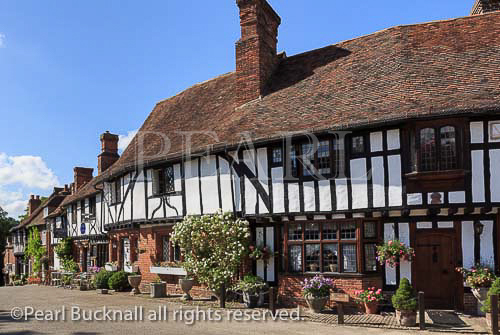 Row of timber-framed houses in picturesque medieval 
Kentish village square in Chilham, Kent, England, UK, 
Britain