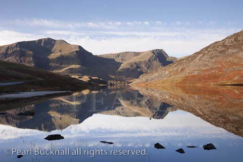 Still water of Llyn Ogwen lake reflecting Y Garn and 
Foel Goch mountains in Snowdonia National Park 
Gwynedd North Wales UK Britain

Keyword: British tranquil scene stunning scenic welsh 
landscape