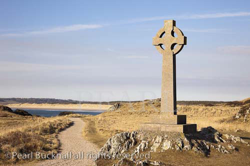 Llanddwyn Island, Newborough, Anglesey, North 
Wales, UK, Europe.  Celtic stone cross and footpath on 
Isle of Anglesey coast

Keywords: welsh walk path heritage AONB nature 
reserve landscape landmark