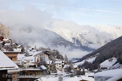 St Anton am Arleberg, Tyrol, Austria, Europe. Chalet 
rooftops covered with snow in the Alpine ski resort in 
mid winter

Keywords: skiing town alps mountains