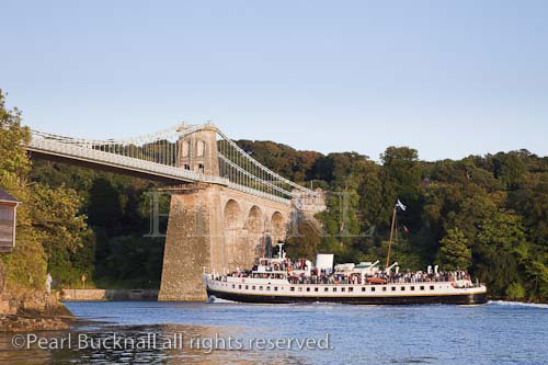 The M.V. Balmoral steam ship round 
island sightseeing cruise sailing under the Menai 
suspension bridge in Menai Strait. Menai Bridge 
(Porthaethwy), Anglesey, North Wales, 
UK.  