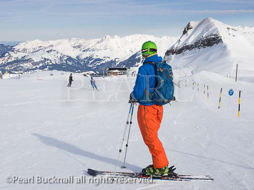 Skier skiing blue run Serpentine on Les Grandes
Platieres in Le Grand Massif ski area with views of
snowcapped mountains in French Alps. Flaine, Haute
Savoie, Rhone-Alpes, France, Europe.