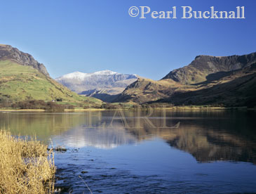 SNOWDON SUMMIT (Yr Wyddfa) from west across 
lake Llyn Nantlle Uchaf with snow on summit in 
winte in Snowdonia National Park.  Nantlle 
Gwynedd North Wales UK 

Keywords: welsh countryside Cymru landscape 
mountains picturesque reflections rural scenic water 
winter british britain 