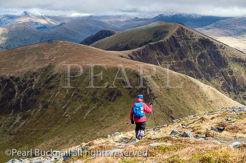Lone hiker descending Craig Cwm Silyn towards 
Mynydd Tal-y-mignedd on Nantlle Ridge in mountains 
of Snowdonia National Park. North Wales, UK, Britain