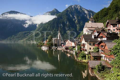 View across lake Hallstattersee to World Heritage 
lakeside town in the Austrian Alps. Hallstatt, 
Salzkammergut, Austria, Europe. 