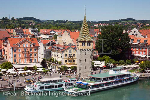 Aerial view across the harbour to Mangturm tower and 
picturesque waterfront buildings on Lake Constance 
(Bodensee) Lindau, Bavaria, Germany, Europe. 