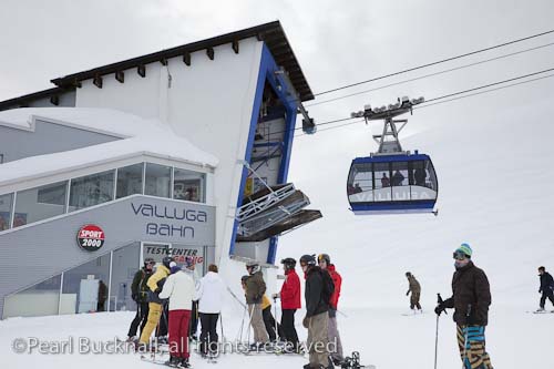 St Anton am Arleberg, Tyrol, Austria, Europe.  Skiers 
and Valluga Bahn with cable car at Galzig gondola 
summit station in Austrian Alps

Keywords: alpine skiing winter sports activity snow 
mountains people