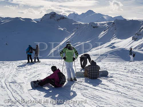 Skiers and snowboarders on a piste in Grand Massif 
ski area with a view to Mont Blanc in French Alps. 
Grands Vans, Flaine, Haute Savoie, Rhone-Alpes, 
France, Europe