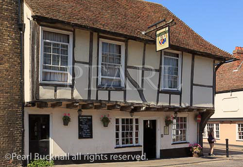 The Admiral Owen pub in 15th century timber-framed 
building in historic town of Sandwich, Kent, England, 
UK, Britain