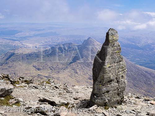 Stone marker at top of Watkin path on Mount Snowdon 
with view to Y Lliwedd in Snowdon horseshoe in 
mountains of Snowdonia National Park, North Wales, 
UK, Britain