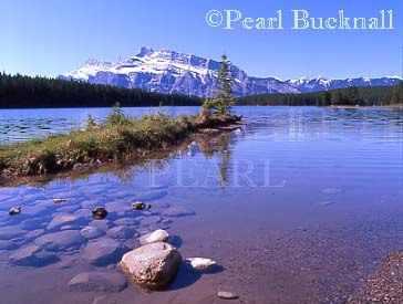 MOUNT RUNDLE beyond TWO JACK LAKE in Banff 
National Park in the Rocky Mountains in summer.  
Banff, alberta, Canada, North America

