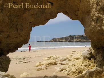 ROCK ARCH on PRAIA DA OURA, a gorgeous sandy 
beach surrounded by sandstone cliffs.  Albufeira, 
Algarve, Portugal, Europe