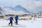 Cross country skiers head up into Carneddau 
mountains of Snowdonia National Park. Ogwen Valley, 
North Wales, UK, Britain