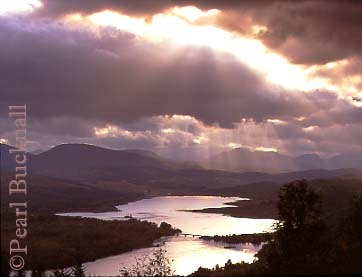 CREPUSCULAR RAYS and RAIN CLOUDS over LOCH 
GARRY. Glen Garry, Highland, Scotland, UK

Keywords: cloud lake mood rural sky water weather 
scenic
