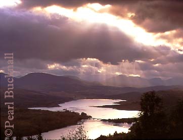 CREPUSCULAR RAYS and RAIN CLOUDS over LOCH 
GARRY. Glen Garry, Highland, Scotland, UK

Keywords: cloud lake mood rural sky water weather 
scenic
